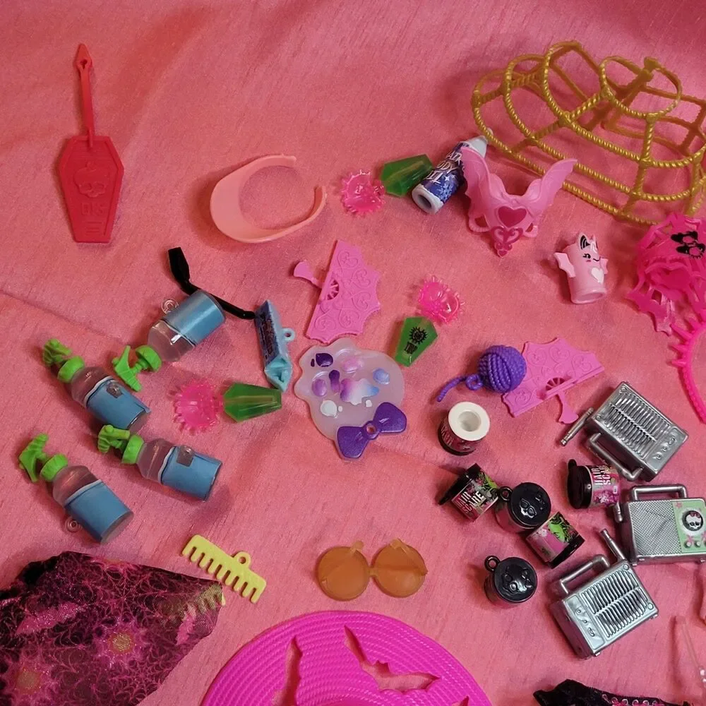 Monster High Dolls and Accessories Clothes Purses Earrings Luggage Balloons G3